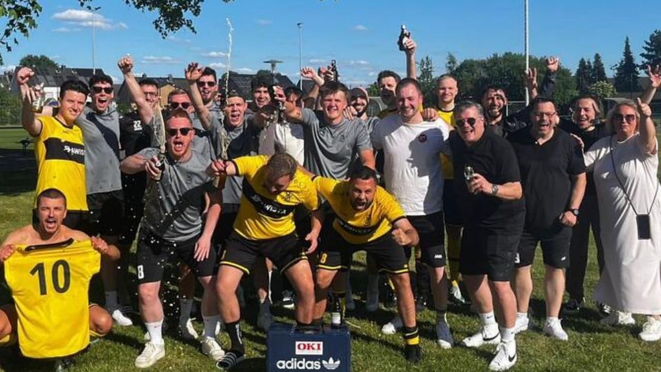 Die Mannschaft des SV feiert die Meisterschaft