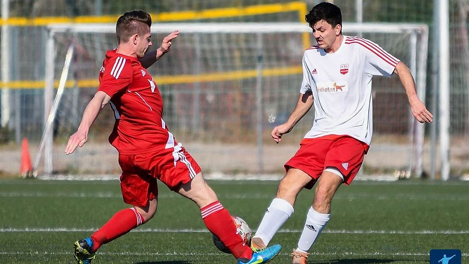 Kampf um den Ball: Der TSV Hargesheim (in weiß) und die SG Gräfenbachtal (im roten Trikot) schenkten sich nichts - logische Konsequenz war ein 2:2-Remis beider Kontrahenten.