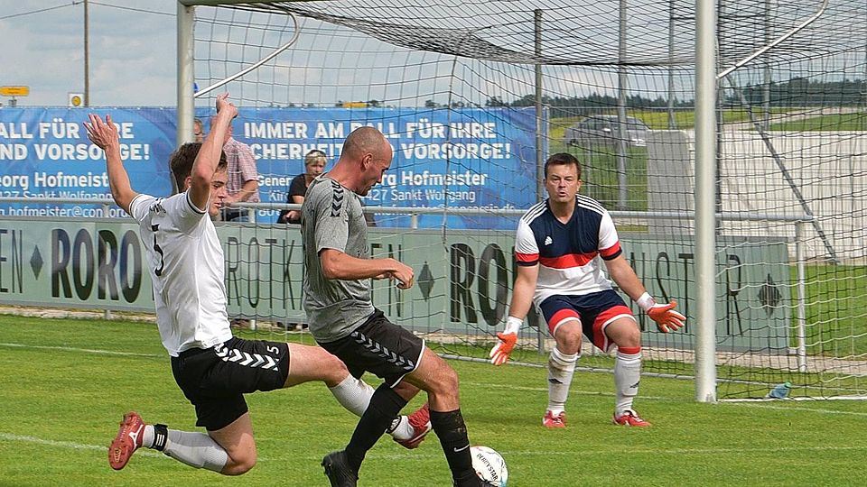 Nicht zu halten: Den pfeilschnellen FCH-Stürmer und Doppeltorschützen Martin Stöckl (2. v. l.) bekam die TSV-Abwehr – hier Alexander Stauch (l.) – nur schwer in den Griff. Torwart Thomas Waltl deckte seinen Kasten ab.
