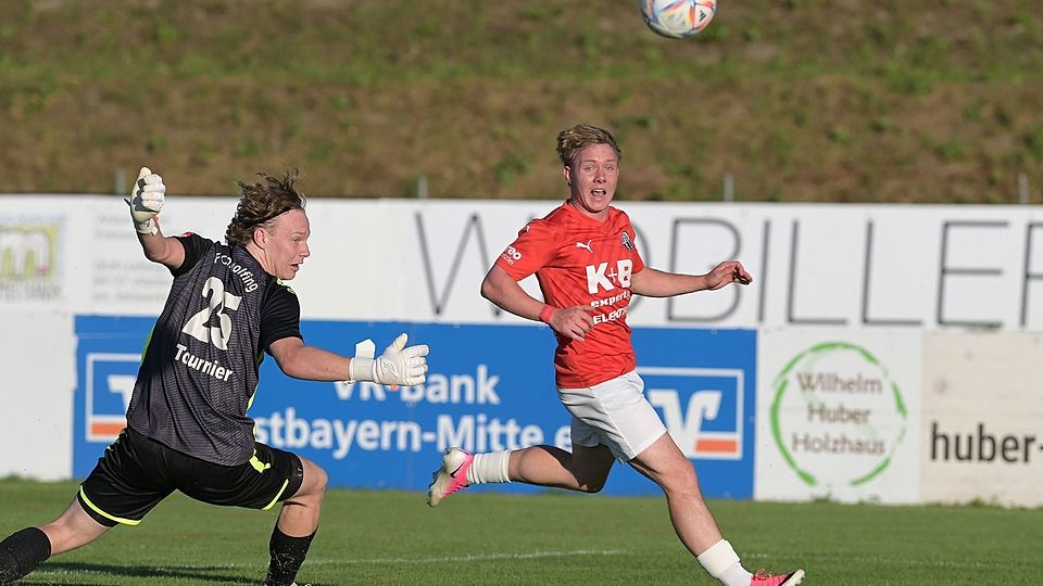 Konstantin Landstorfer erzielt in dieser Szene das zwischenzeitliche 2:0 für den ASV Cham in Dingolfing. Am Ende setzte sich der Bayernligist knapp mit 3:2 durch.