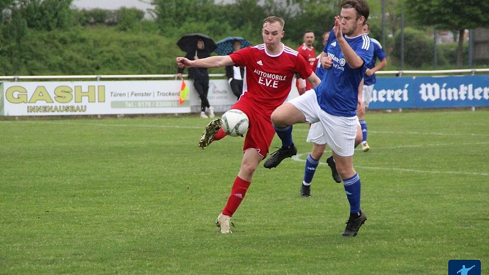 Das 1:1 im Kellerduell bedeutete für den SV Inter Bergsteig Amberg II (in Rot) den Direktabstieg, während der Gast aus Rosenberg (in Blau-Weiß) den Klassenerhalt nachträglich in Zusatzschichten noch eintüten kann.