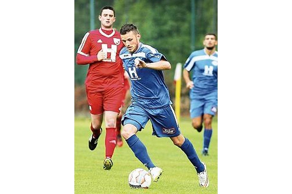 Dynamisch: Drazen Pilcic (am Ball) spielte für den VfB jeweils 2 x 25 Minuten in Metjendorf. Volkhard Patten