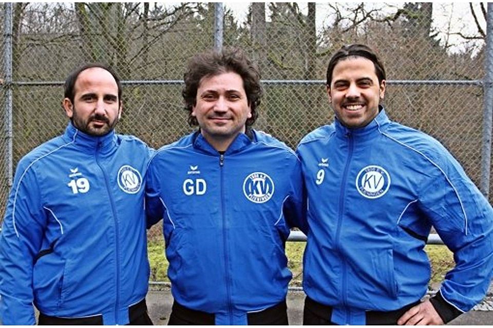 Der KVP-Trainer Grigorios Dimoulatos (Mitte) hat mit Ismail Useini (li.) und Georgios Kalpakidis Verstärkung bekommen. Yavuz Dural