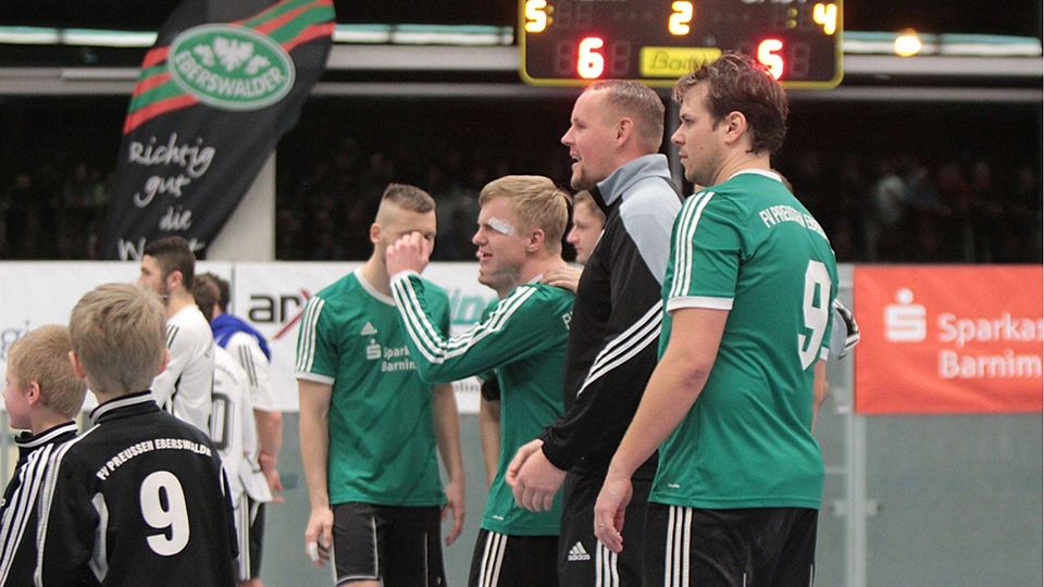 Mit Platzwunde: Sven Zimmermann jubelt über einen getroffenen Preussen-Neuner. Foto: Christian Heinig