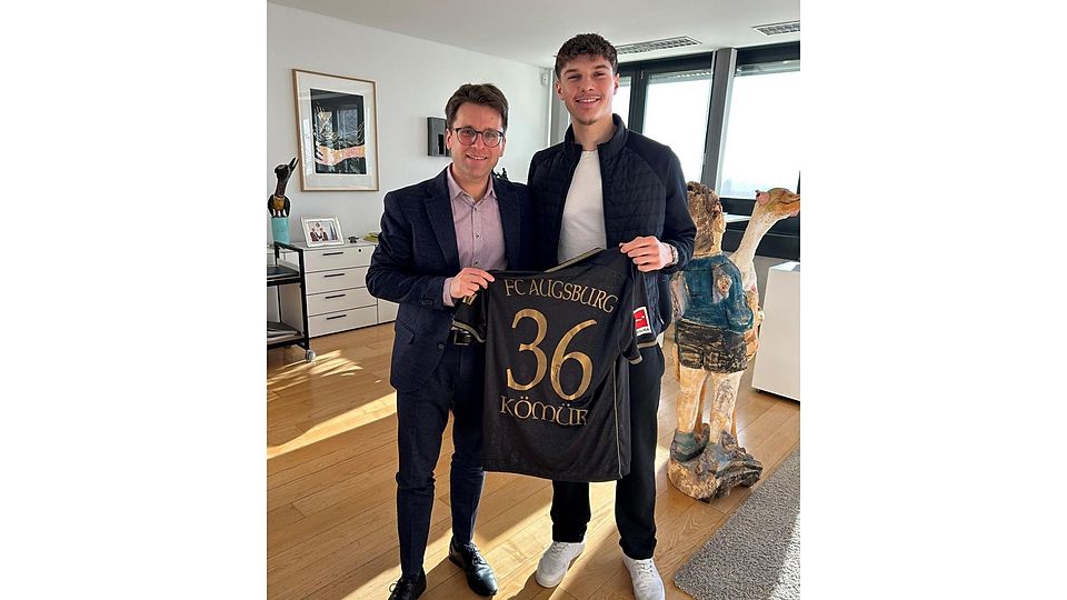 Von Mert Kömür (r.) gab‘s unlängst ein Trikot für den Dachauer OB Florian Hartmann.