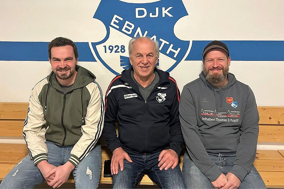 Robert Söllner (Mitte), Sportlicher Leiter der DJK Ebnath, freut sich über das neue Trainerduo Florian Horn (links) und Dominik Hautmann.