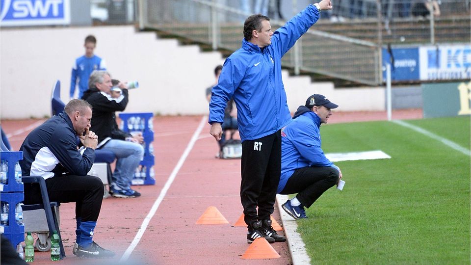Rudi Thömmes gibt Anweisungen. Er hat seinen Vertrag als Co-Trainer bis 2018 verlängert. Foto: Hans Krämer