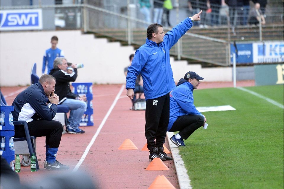 Rudi Thömmes gibt Anweisungen. Er hat seinen Vertrag als Co-Trainer bis 2018 verlängert. Foto: Hans Krämer