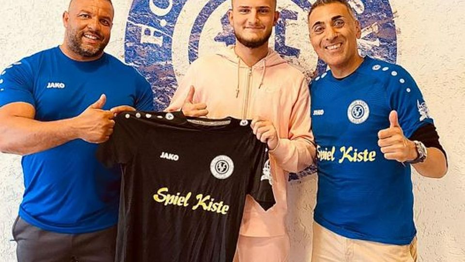 Leon Selimi (Mitte) kehrt zum FC Pesch zurück.