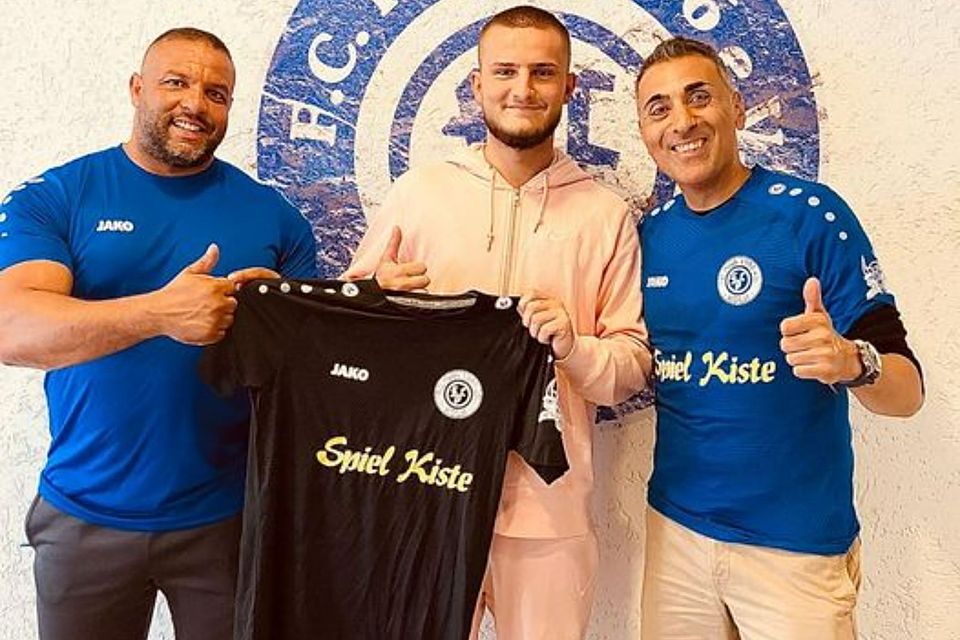 Leon Selimi (Mitte) kehrt zum FC Pesch zurück.