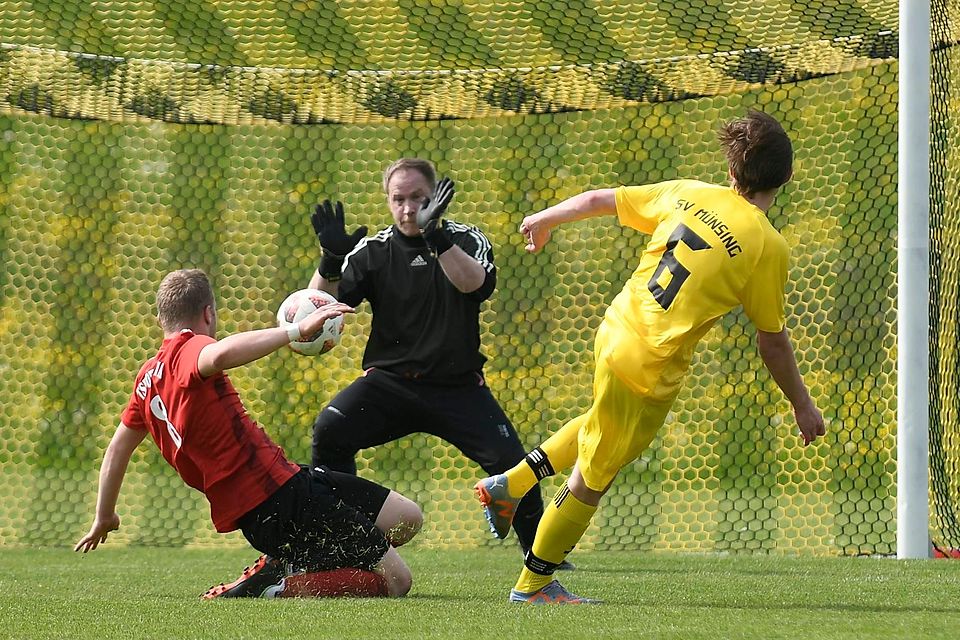 Eher Mangelware waren Torchancen wie diese durch Lorenz Niggl (re.) für die Münsinger Fußballer beim mageren 0:0 gegen den TSV Otterfing.