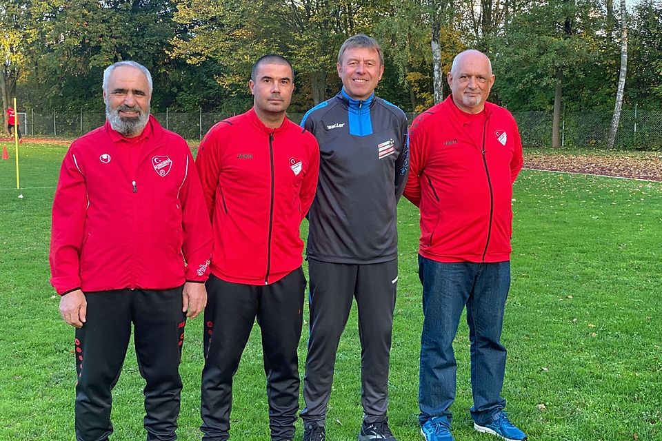 Von links: Der Vereinsvorsitzende Seref Korkmazer, Co-Trainer Yordan Todorov, Trainer Wojciech Ploskon und der sportliche Leiter Selahattin Aslan.