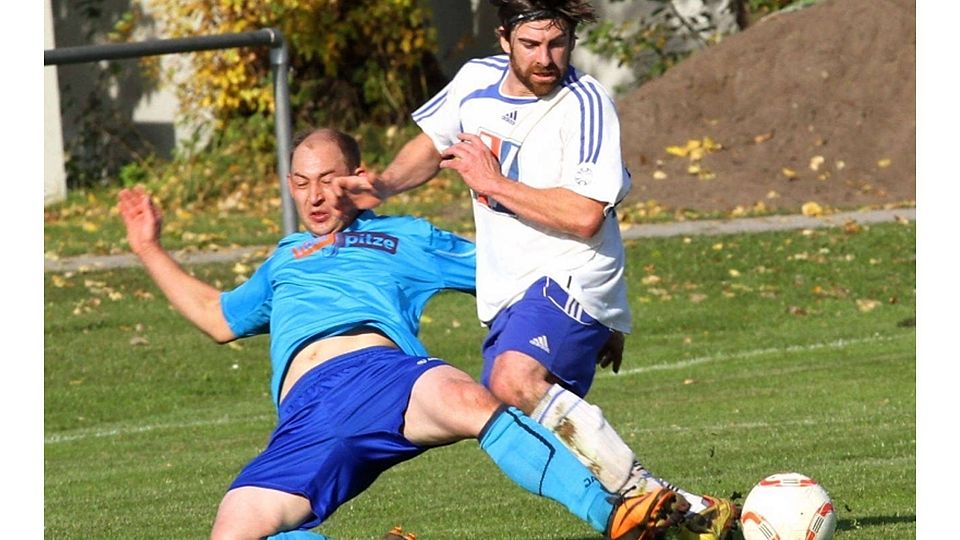 Der Hohenstädter Hermann Gleich (blaues Shirt) im Strafraumduell mit Martin Maul vom HSV. F: Ruppert