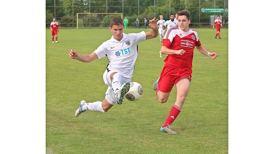 Akrobatisch unterwegs: Adriano Fragomeli (links) erzielte gegen Pfeddersheim im fünften Spiel für Wormatia sein viertes Tor. TSGler Moritz Weber versucht, ihn aufzuhalten.