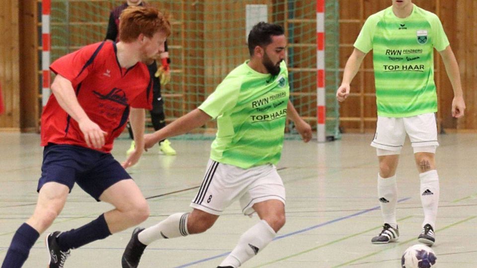 Hielten den Gegner auf Distanz: Die Penzberger (in grünen Trikots, hier Muhammed Karaca, Mitte, und Sepp Siegert) kamen gegen Neuenheim zu einem glanzlosen Heimsieg. 