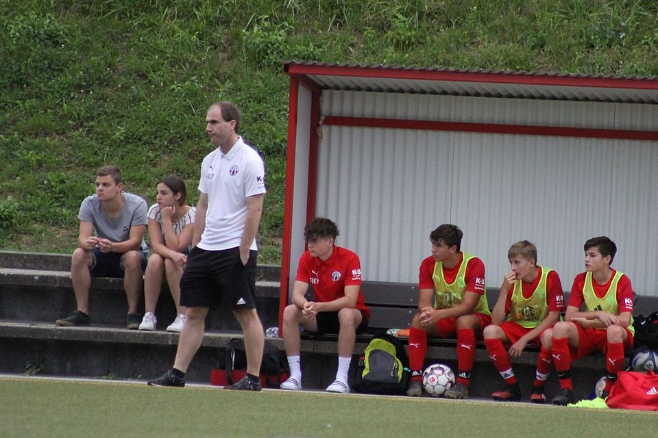 Trainer Tobias Schötz (li.) erwartet mit der JFG Obere Vils eine „harte Nuss“. 