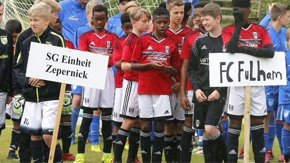 Das gibt es nur beim Finow-Cup: Zepernicker und Fulhamer Fußballer spielen gegeneinander um den Turniersieg.   ©Söeren Tetzlaff