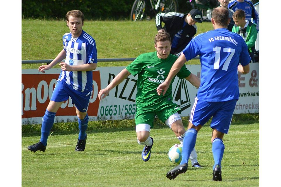 Schrecksbachs Offensivverteidiger Alexander Dietz (Mitte) landete mit seinem Team einen wichtigen 3:2 Erfolg über den FC Edermünde.