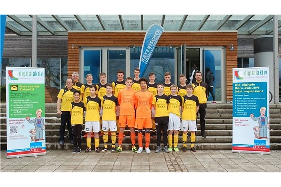 Das U15-Team bei der bayerischen Hallenmeisterschaft mit den Trainern Wolfgang Ringer (hinten links) und Erich Pirner (hinten rechts)  Foto: ama