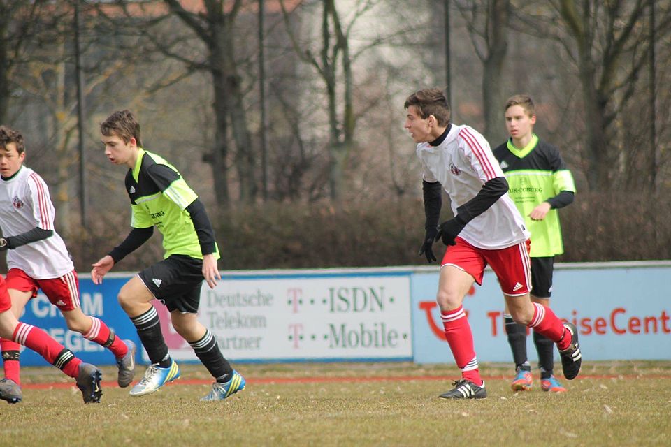 ASV Mittelfeldmotor Jonas Daiminger hatte mit seine beiden Treffern großen Anteil am 5:2 Auswärtserfolg der ASV U-15 bei der TusS/DJK Grafenwöhr am Mittwochabend.