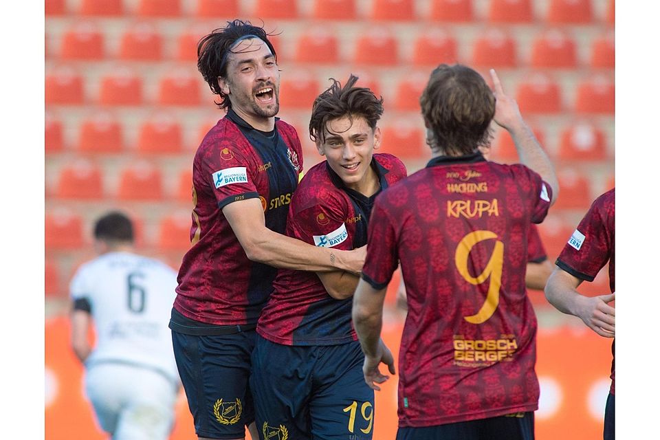 Torpremiere in der Regionalliga endet im Doppelpack: Hachings Kapitän Markus Schwabl feiert Supertalent Wesley Krattenmacher. Torpremiere in der Regionalliga endet im Doppelpack: Hachings Kapitän Markus Schwabl feiert Supertalent Wesley Krattenmacher.