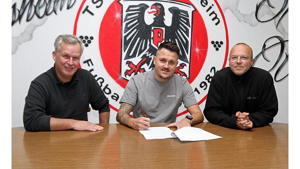 Marco Streker unterzeichnete am Dienstag seinen Trainer-Vertrag beim Verbandsligisten TSG Pfeddersheim. Flankiert wird er vom Vorsitzenden Rolf Emrich (rechts) und Sportlichen Leiter Manuel Wöllner.	Foto: Christine Dirigo / pakalski-press