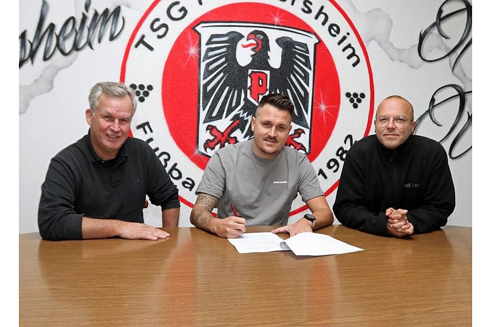 Marco Streker unterzeichnete am Dienstag seinen Trainer-Vertrag beim Verbandsligisten TSG Pfeddersheim. Flankiert wird er vom Vorsitzenden Rolf Emrich (rechts) und Sportlichen Leiter Manuel Wöllner.	Foto: Christine Dirigo / pakalski-press