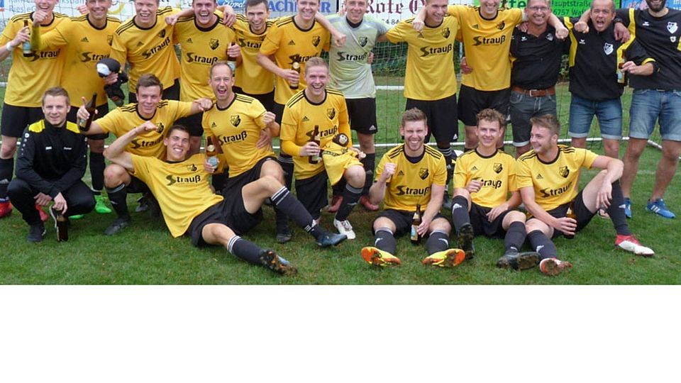 Der SV Mauren wurde erstmals nach 2001 wieder Harburger Fußball-Stadtmeister. Unser Bild zeigt die siegreiche Mannschaft mit (rechts stehend) den Vorständen Jochem Spielberger, Michael Burgetsmeier und Trainer Markus Heiß.  
