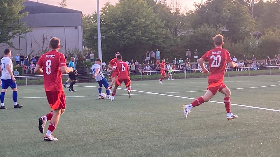 Die in rot gekleideten Tarforster und Mehring lieferten sich zum Saisonstart ein interessantes Duell. Der FSV ging als klarer 4:1-Sieger aus der Partie hervor. 