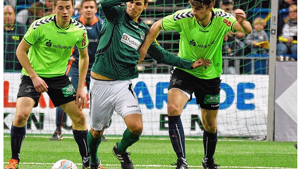 Niederlage im Finale gegen seinen ehemaligen Verein: Lübecks Marcello Meyer (li.) hat gegen  den Flensburger Jannick Ostermann das Nachsehen.
