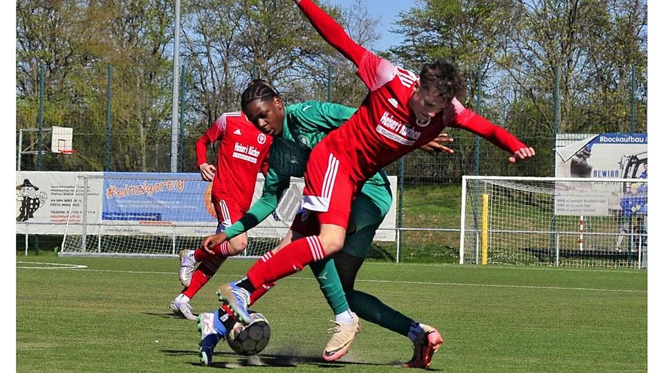 Paul Nauth (rotes Trikot) in Bedrängnis: Der SVW Mainz droht im Tabellenmittelfeld zu versacken.	Foto: Thomas Schmidt