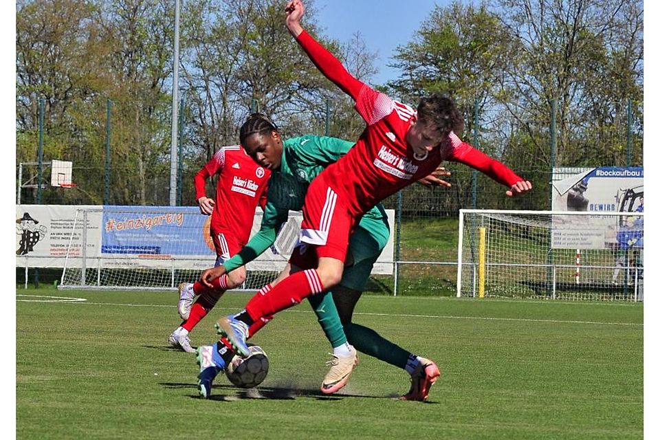 Paul Nauth (rotes Trikot) in Bedrängnis: Der SVW Mainz droht im Tabellenmittelfeld zu versacken.	Foto: Thomas Schmidt