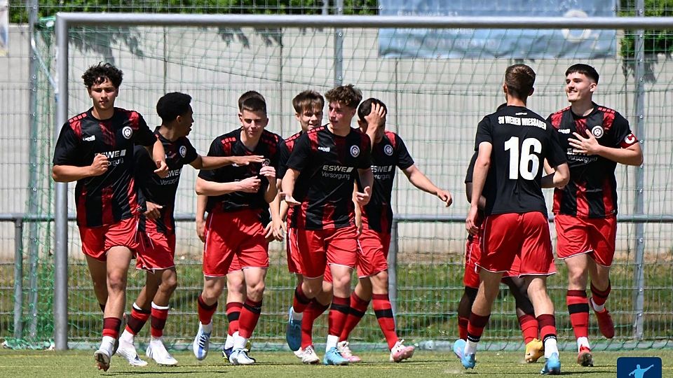 Die Spieler der U19 von Wehen Wiesbaden im Ligaspiel gegen FV Biebrich.