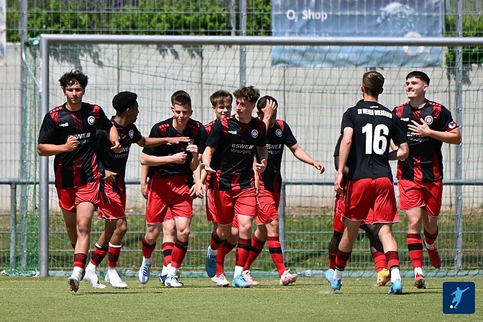 Die Spieler der U19 von Wehen Wiesbaden im Ligaspiel gegen FV Biebrich.