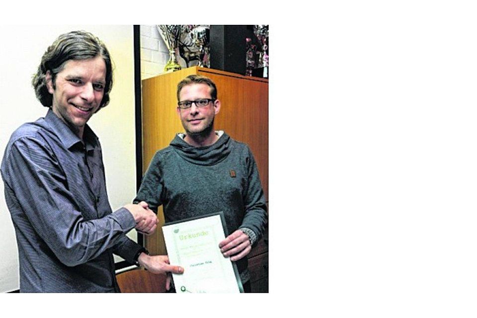 Thomas Hendrix (l.), Vorsitzender der Sportfreunde Uevekoven, ehrt Christian Tilg (r.) für 20-jährige Vereinszugehörigkeit. Foto: gp