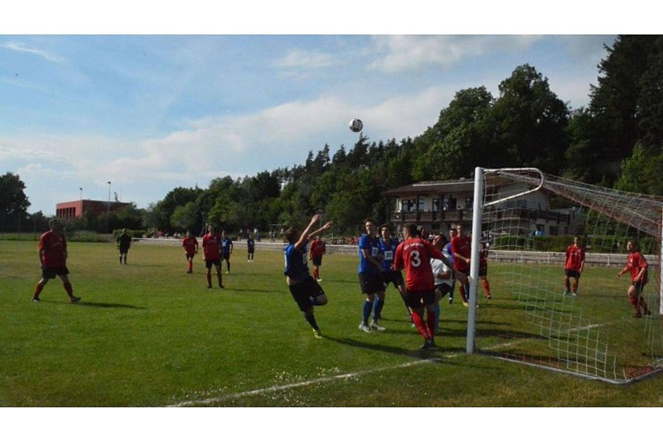 Durch den 2:0-Sieg am letzten Spieltag in Stimpfach sicherte sich der TSV Gerabronn (blau) den Relegationsplatz .  Foto: Joachim Mayershofer