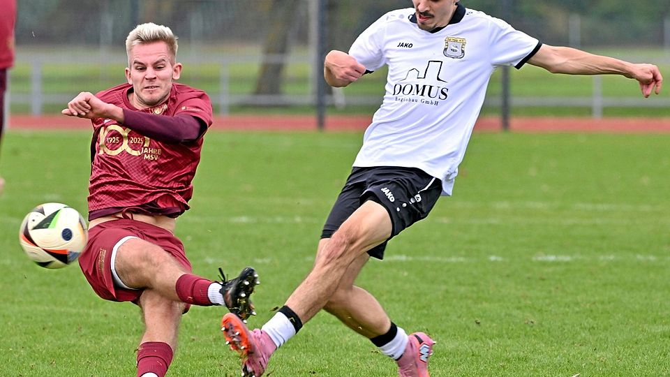 Immer wieder brachten die engagiert verteidigenden Lagerlechfelder ein Abwehrbein in die Meringer Abschlüsse. Hier wird Noah Mölders geblockt.