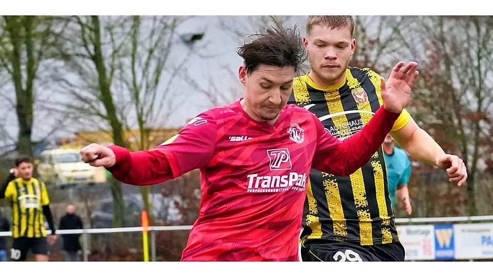 Niederlage für Jann Bangert (v.) und den SC Waldgirmes: Der Fußball-Hessenligist verliert gegen den SC Hanau um Paul Babot. © Peter Bayer