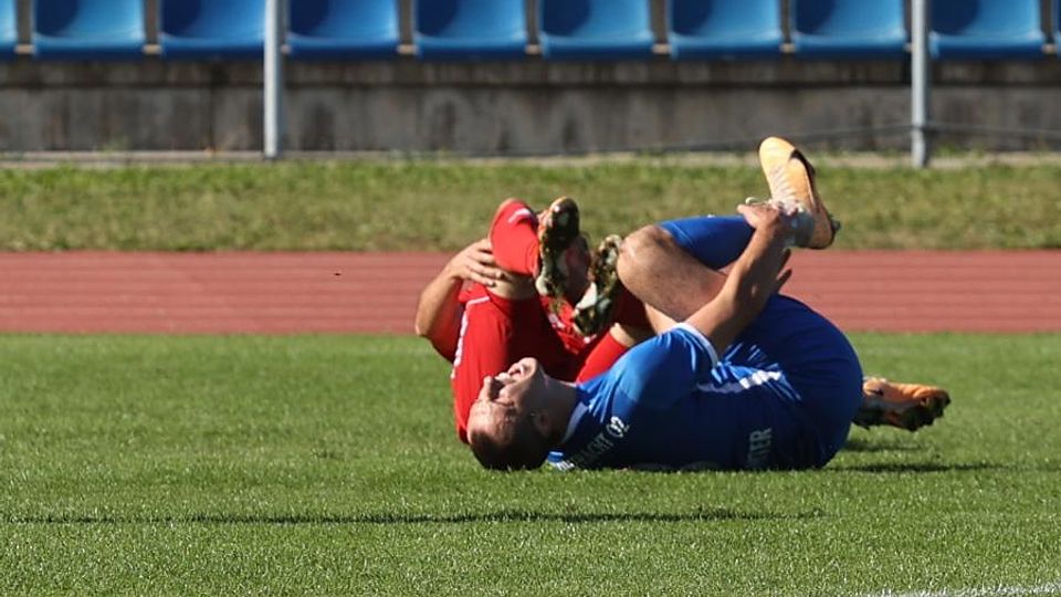 Schmerzhaft – so wie hier bei Jan Wingenter (blaues Trikot) – wurde es in den vorigen Wochen häufig bei der Eintracht.	Foto: Mario Luge