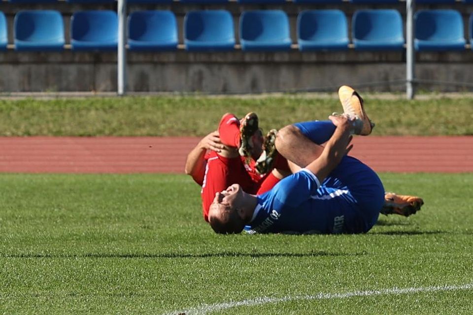 Schmerzhaft – so wie hier bei Jan Wingenter (blaues Trikot) – wurde es in den vorigen Wochen häufig bei der Eintracht.	Foto: Mario Luge