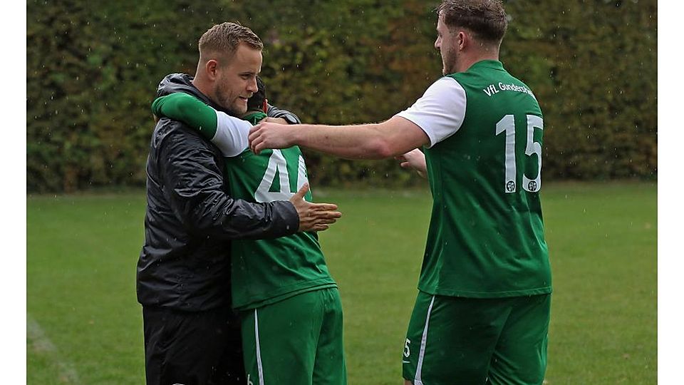 Erleichterung beim VfL Gundersheim: VfL-Trainer Kevin Boos nimmt den Torschützen Can Karakus nach dessen 1:0 in den Arm. Rechts im Bild: Maximilian Bösel.	Foto: Christine Dirigo/pakalski-press