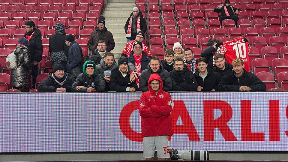 Viel Unterstützung aus der Heimat aus Gau-Odernheim erfuhr Fabio Moreno Fell (vorne) bei seinem Bundesliga-Debüt für Mainz 05.  Foto: Noah Juricinec/Privat