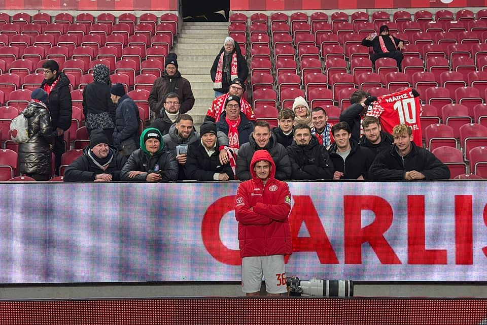 Viel Unterstützung aus der Heimat aus Gau-Odernheim erfuhr Fabio Moreno Fell (vorne) bei seinem Bundesliga-Debüt für Mainz 05.  Foto: Noah Juricinec/Privat