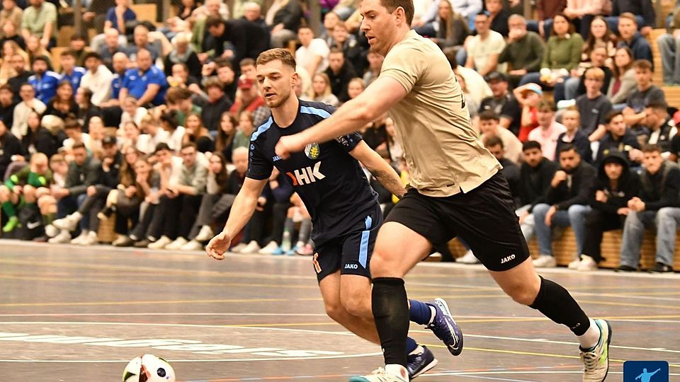 Alexander Weber (rechts) holte sich mit Neugablonz durch den 2:1-Endspielsieg gegen Cosmos Aystetten (links Philipp Toth) den schwäbischen Futsal-Titel 2025. Beide Teams treffen bei der Neuauflage gleich in der Gruppenphase aufeinander.