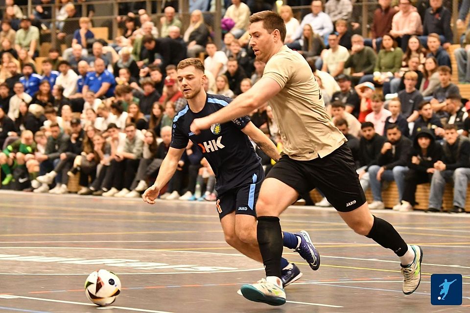 Alexander Weber (rechts) holte sich mit Neugablonz durch den 2:1-Endspielsieg gegen Cosmos Aystetten (links Philipp Toth) den schwäbischen Futsal-Titel 2025. Beide Teams treffen bei der Neuauflage gleich in der Gruppenphase aufeinander.