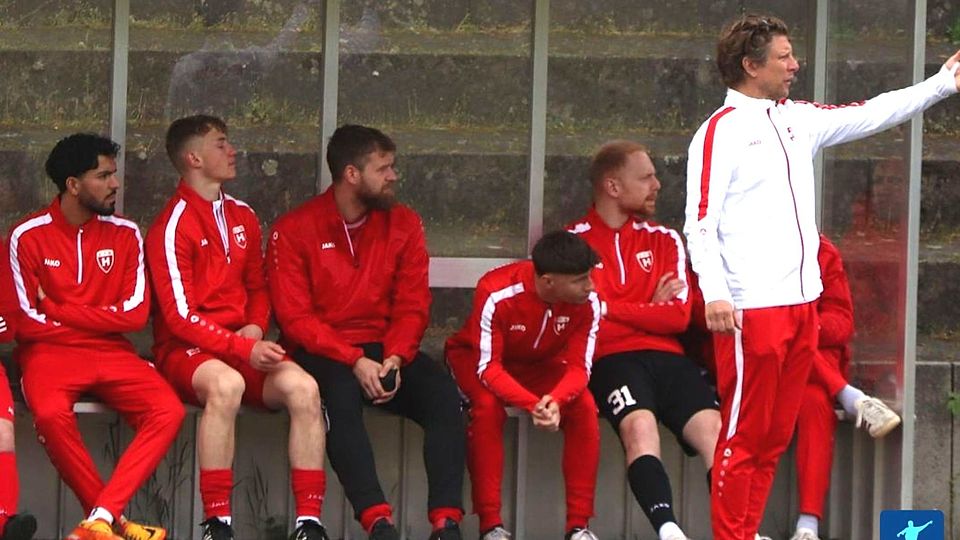 Hermsdorf (Bank und Trainer) greift die Spitze an