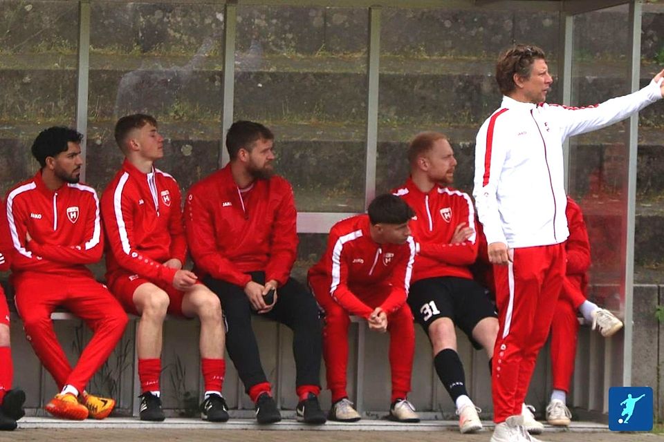 Hermsdorf (Bank und Trainer) greift die Spitze an Hermsdorf (Bank und Trainer) greift die Spitze an