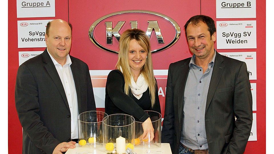 Autohaus Raab-Geschäftsführer Klaus Flammersberger (r.), Verkaufsleiter Thomas Binner (l.) und ?Losfee? Daniela Lang (Mitte) hatten bei der Auslosung der Gruppen des KIA-Hallencups ein glückliches Händchen. Foto: Landgraf