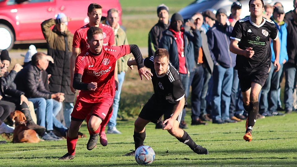 Des einen Freud, des anderen Leid: Tomas Paciaroni (rotes Trikot) traf zweimal beim 3:3-Unentschieden seiner SG Ascholding/Thanning gegen den TSV Grünwald II. Konstantin Krüger und seine SG Baiernrain/Dietramszell gingen beim 0:2 in Darching leer aus.