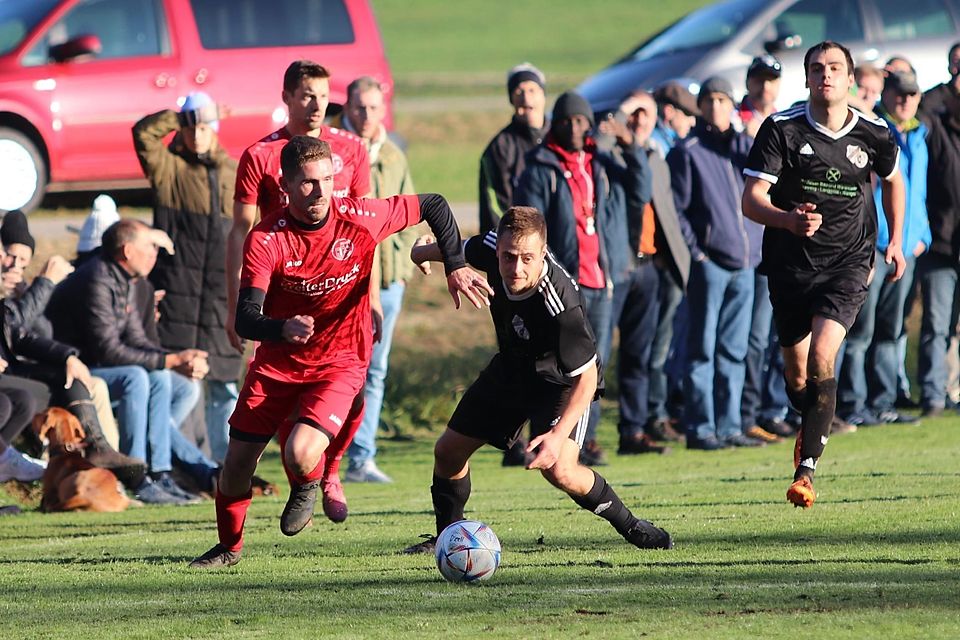 Des einen Freud, des anderen Leid: Tomas Paciaroni (rotes Trikot) traf zweimal beim 3:3-Unentschieden seiner SG Ascholding/Thanning gegen den TSV Grünwald II. Konstantin Krüger und seine SG Baiernrain/Dietramszell gingen beim 0:2 in Darching leer aus.